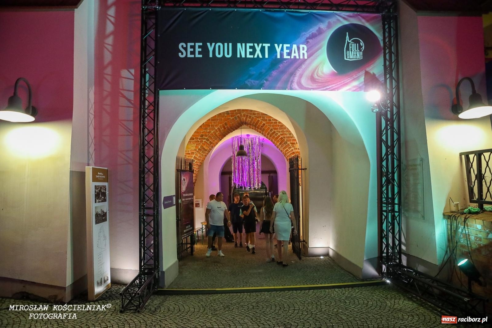 Zdjęcie w galerii na portalu naszraciborz.pl: Full Moon Festival rozświetla raciborski zamek. Elektroniczna muzyka, światła i setki uczestników wiadomości z regionu