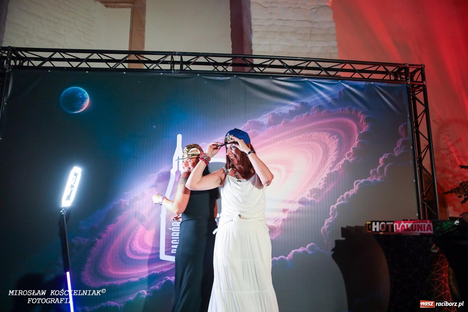 Zdjęcie w galerii na portalu naszraciborz.pl: Full Moon Festival rozświetla raciborski zamek. Elektroniczna muzyka, światła i setki uczestników wiadomości z regionu