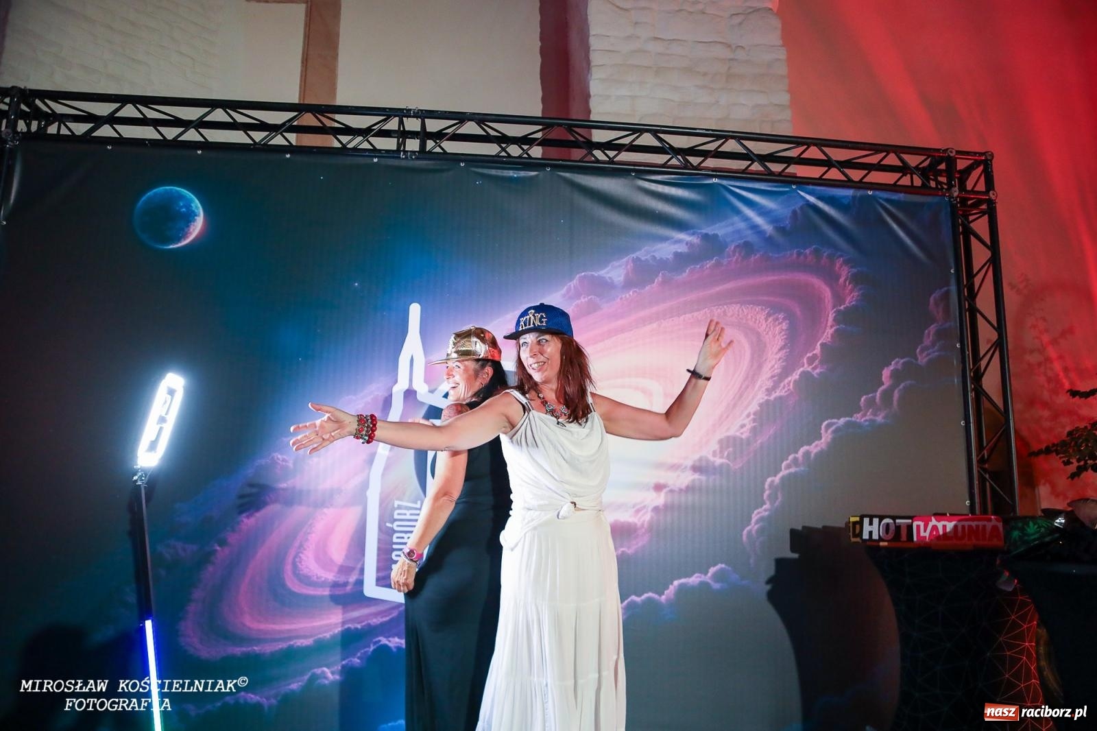 Zdjęcie w galerii na portalu naszraciborz.pl: Full Moon Festival rozświetla raciborski zamek. Elektroniczna muzyka, światła i setki uczestników wiadomości z regionu