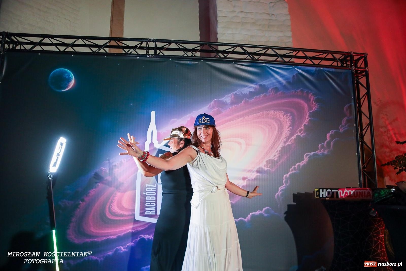 Zdjęcie w galerii na portalu naszraciborz.pl: Full Moon Festival rozświetla raciborski zamek. Elektroniczna muzyka, światła i setki uczestników wiadomości z regionu