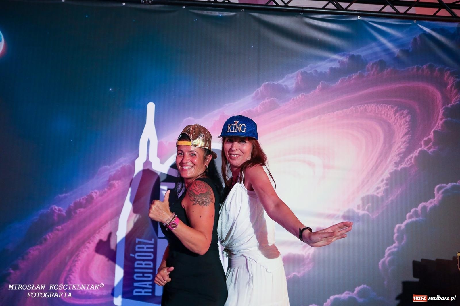 Zdjęcie w galerii na portalu naszraciborz.pl: Full Moon Festival rozświetla raciborski zamek. Elektroniczna muzyka, światła i setki uczestników wiadomości z regionu