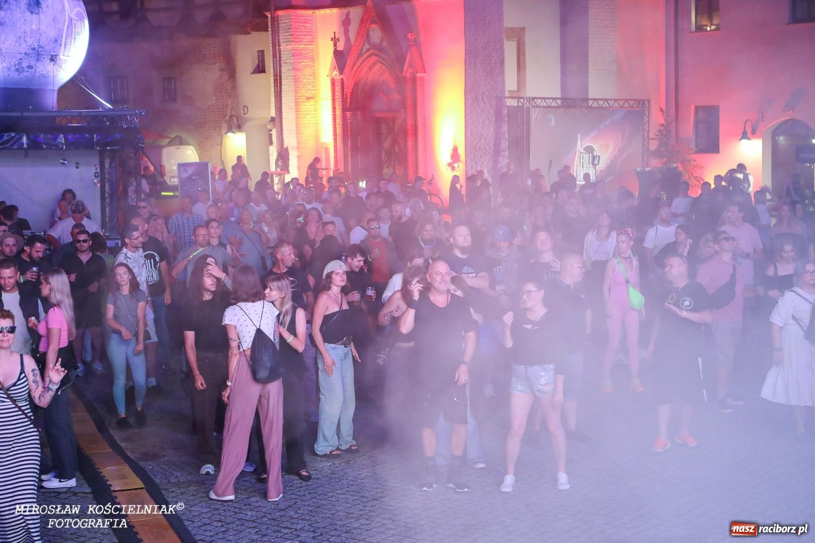 Zdjęcie w galerii na portalu naszraciborz.pl: Full Moon Festival rozświetla raciborski zamek. Elektroniczna muzyka, światła i setki uczestników wiadomości z regionu