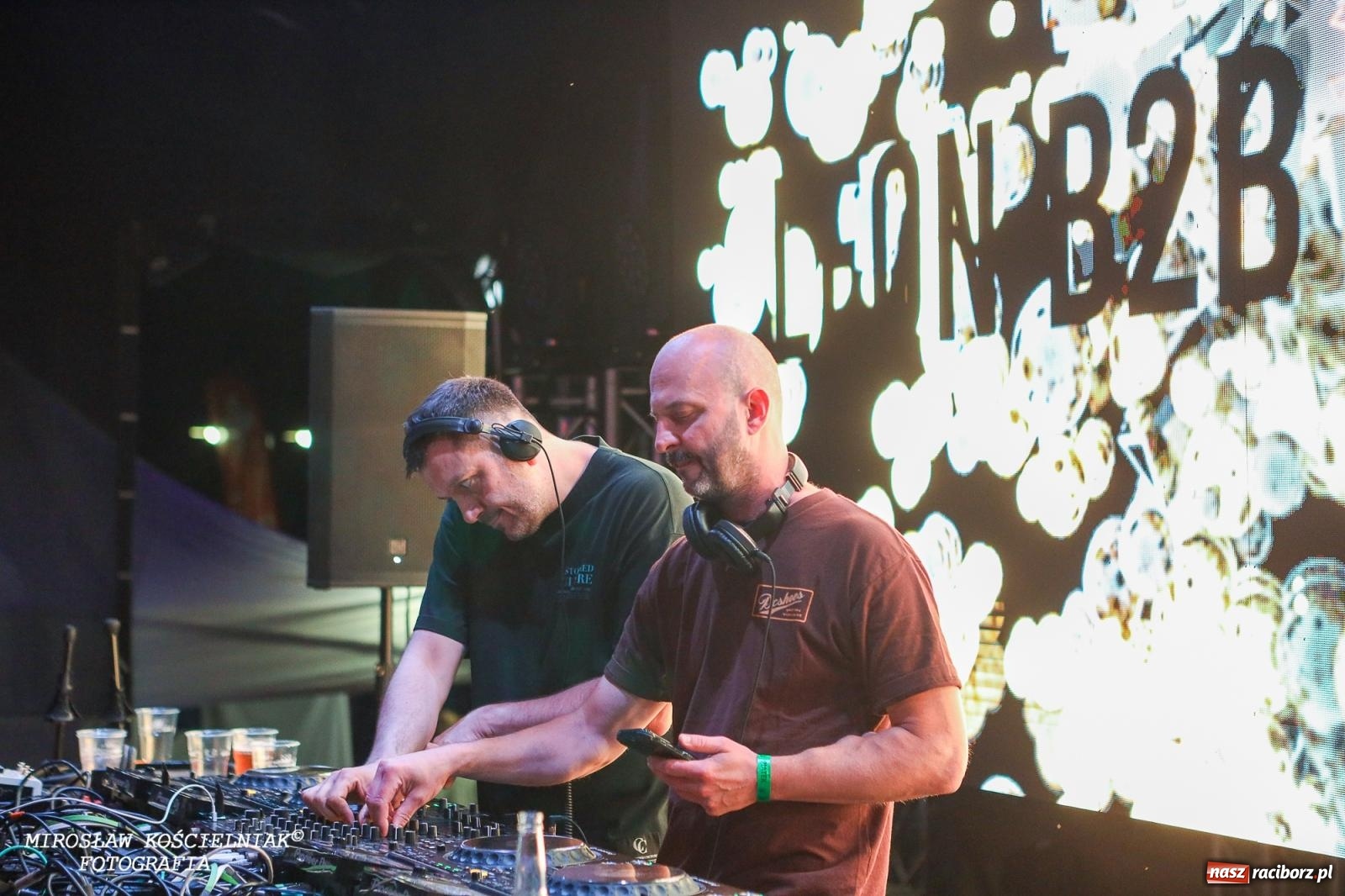 Zdjęcie w galerii na portalu naszraciborz.pl: Full Moon Festival rozświetla raciborski zamek. Elektroniczna muzyka, światła i setki uczestników wiadomości z regionu