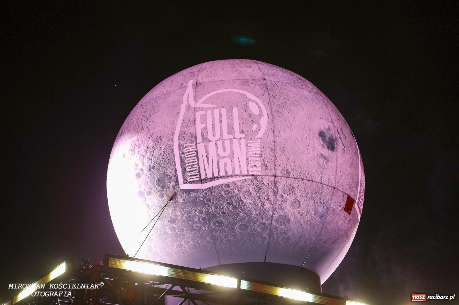 Zdjęcie w galerii na portalu naszraciborz.pl: Full Moon Festival rozświetla raciborski zamek. Elektroniczna muzyka, światła i setki uczestników wiadomości z regionu