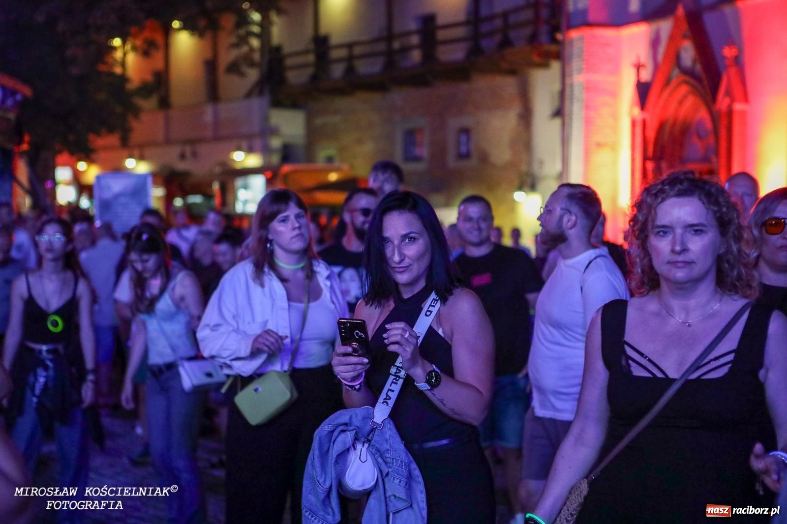 Zdjęcie w galerii na portalu naszraciborz.pl: Full Moon Festival rozświetla raciborski zamek. Elektroniczna muzyka, światła i setki uczestników wiadomości z regionu