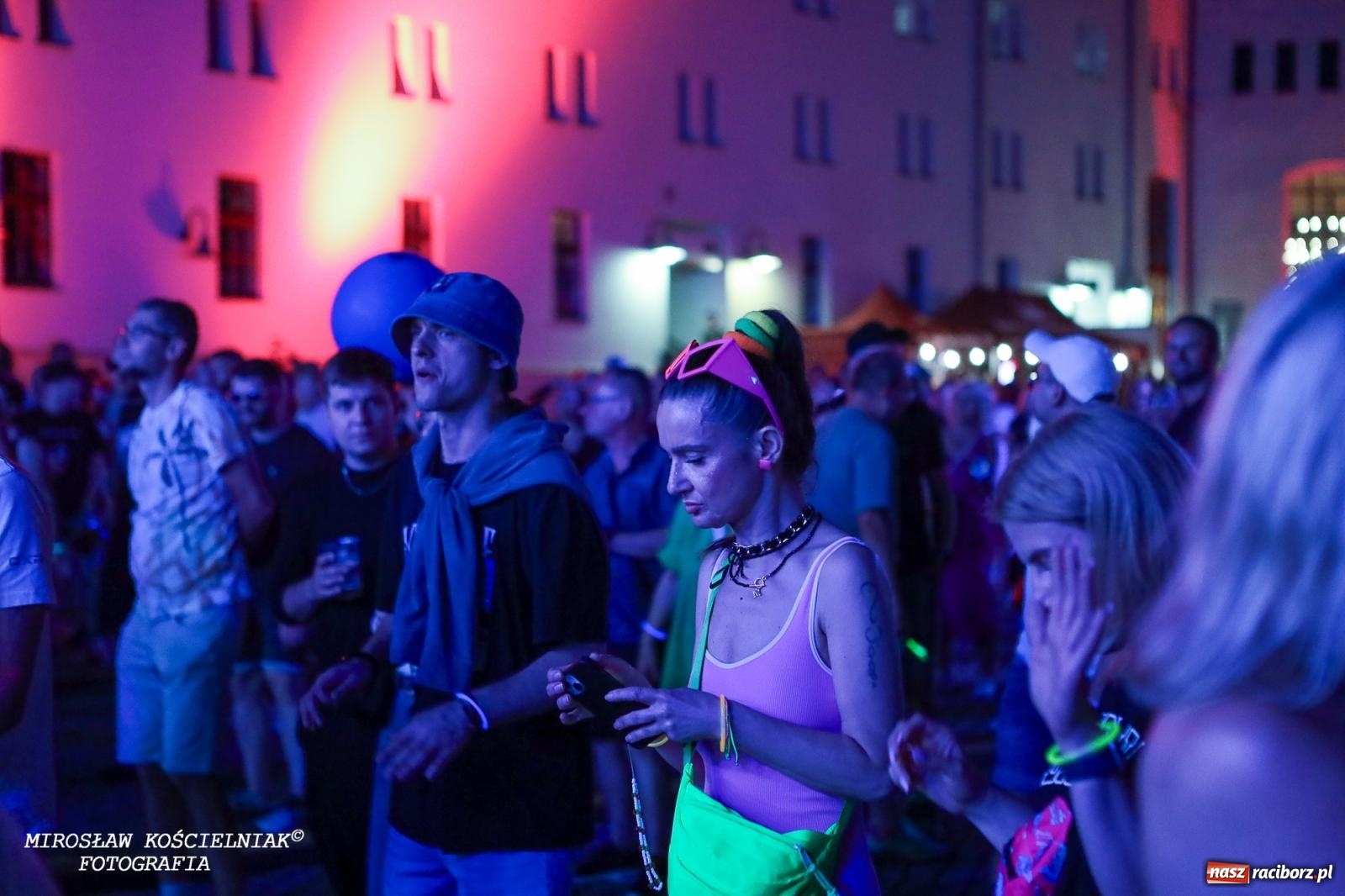 Zdjęcie w galerii na portalu naszraciborz.pl: Full Moon Festival rozświetla raciborski zamek. Elektroniczna muzyka, światła i setki uczestników wiadomości z regionu