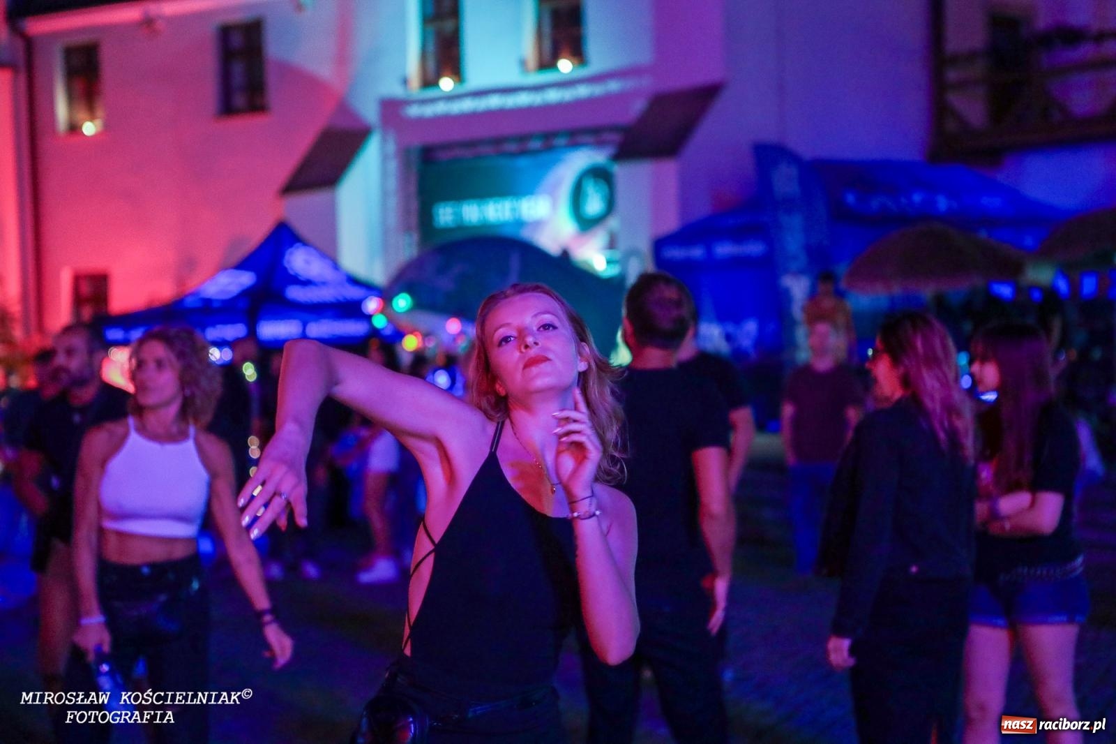 Zdjęcie w galerii na portalu naszraciborz.pl: Full Moon Festival rozświetla raciborski zamek. Elektroniczna muzyka, światła i setki uczestników wiadomości z regionu
