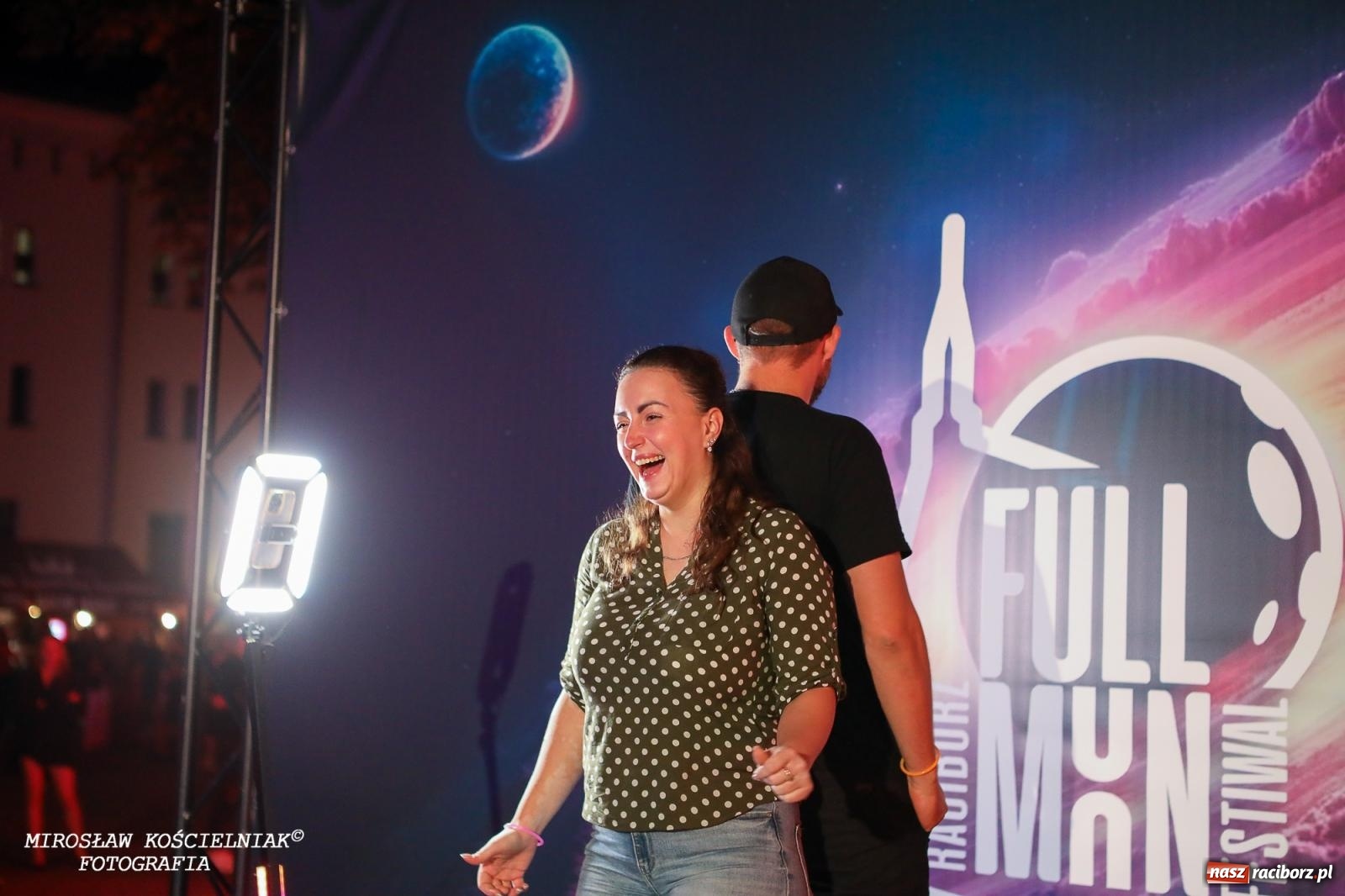 Zdjęcie w galerii na portalu naszraciborz.pl: Full Moon Festival rozświetla raciborski zamek. Elektroniczna muzyka, światła i setki uczestników wiadomości z regionu