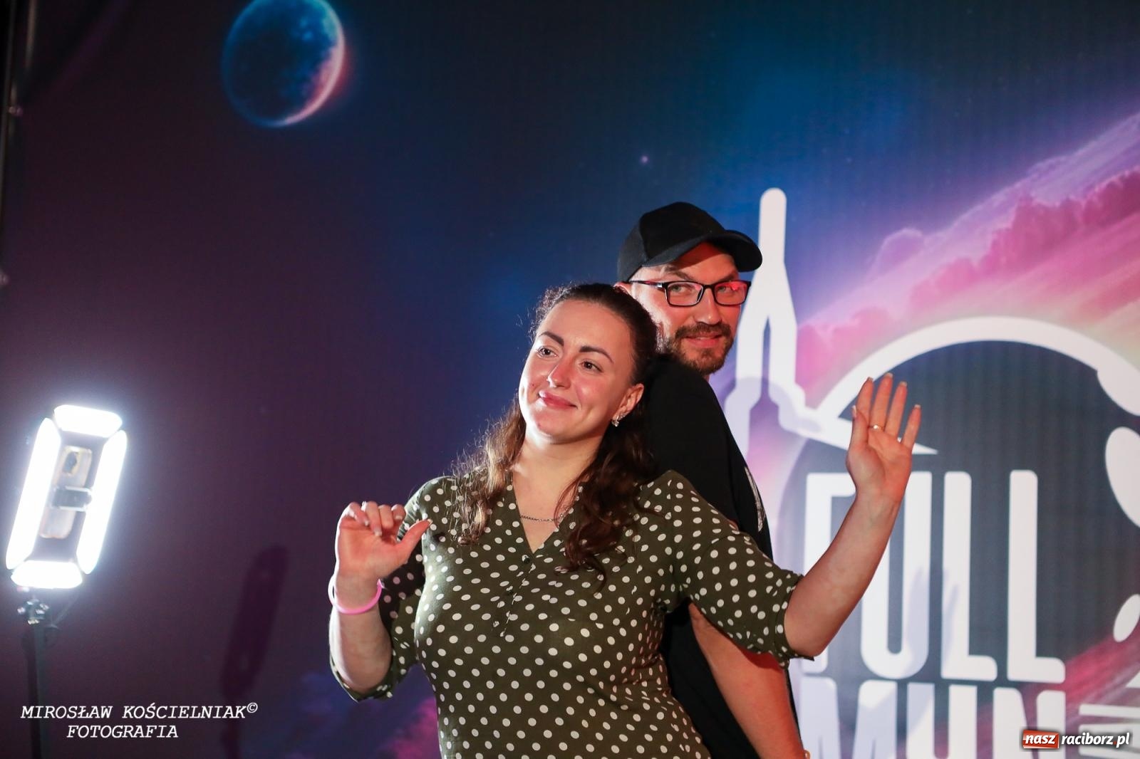 Zdjęcie w galerii na portalu naszraciborz.pl: Full Moon Festival rozświetla raciborski zamek. Elektroniczna muzyka, światła i setki uczestników wiadomości z regionu