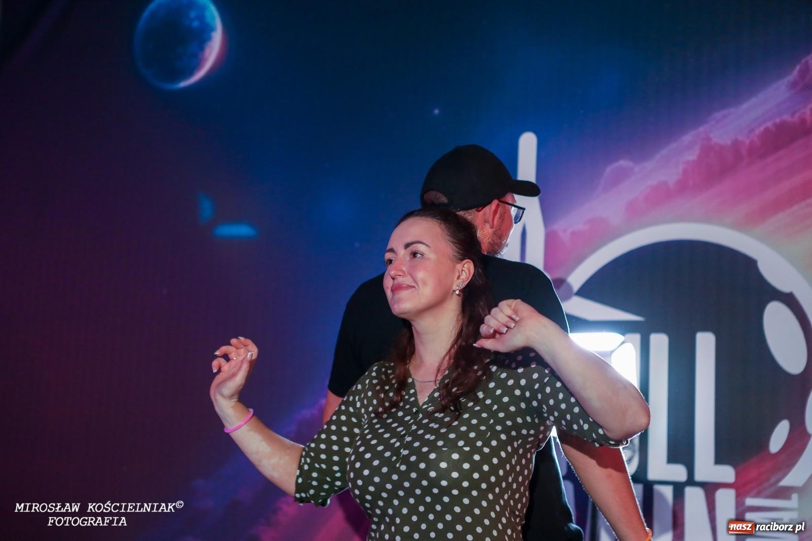 Zdjęcie w galerii na portalu naszraciborz.pl: Full Moon Festival rozświetla raciborski zamek. Elektroniczna muzyka, światła i setki uczestników wiadomości z regionu