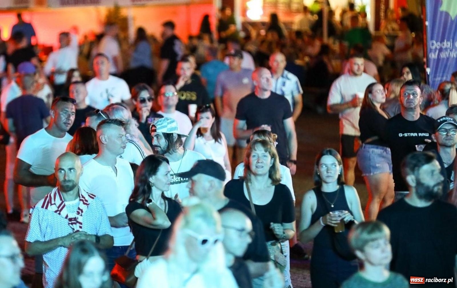 Zdjęcie w galerii na portalu naszraciborz.pl: Full Moon Festival rozświetla raciborski zamek. Elektroniczna muzyka, światła i setki uczestników wiadomości z regionu