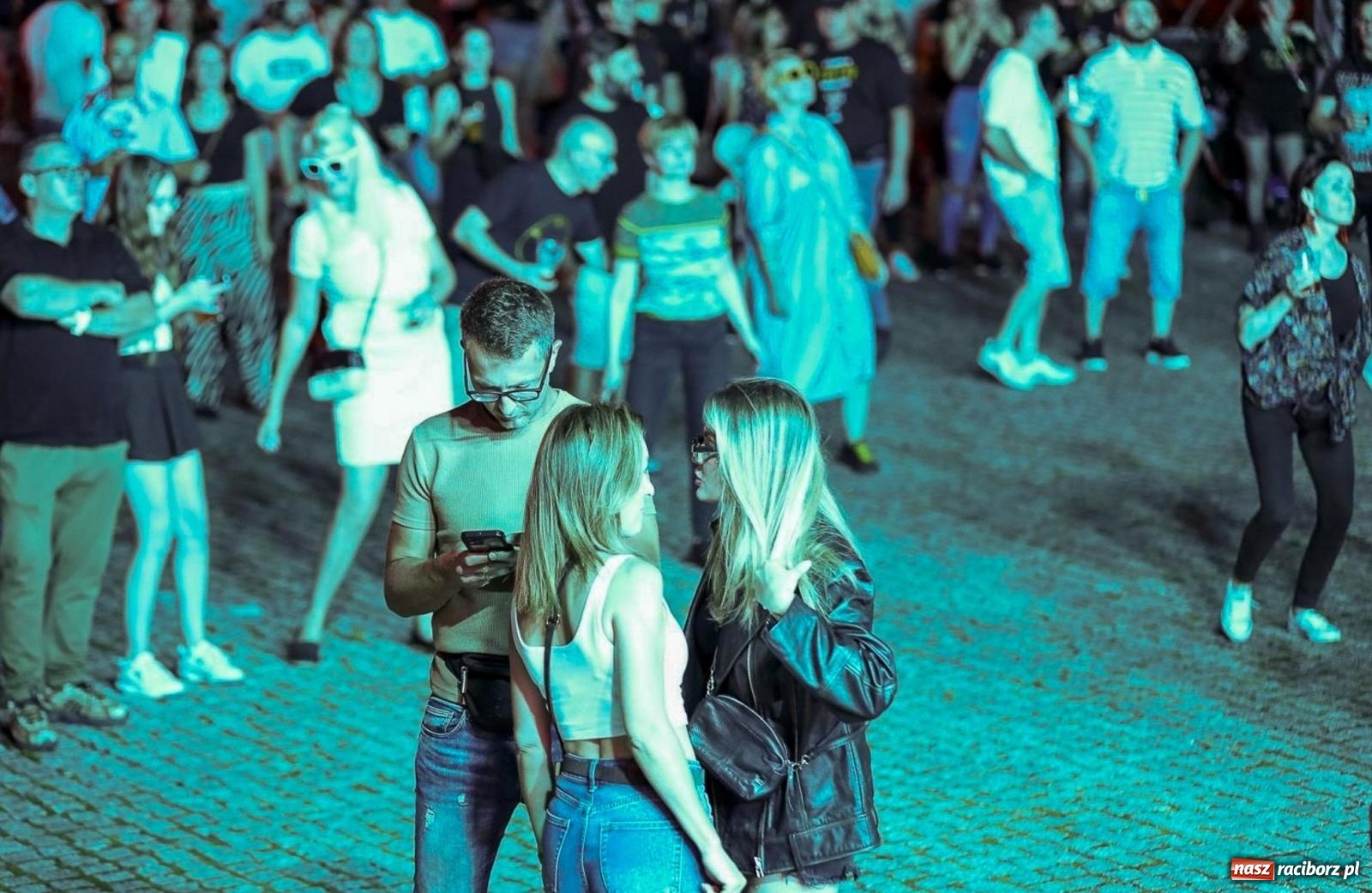 Zdjęcie w galerii na portalu naszraciborz.pl: Full Moon Festival rozświetla raciborski zamek. Elektroniczna muzyka, światła i setki uczestników wiadomości z regionu