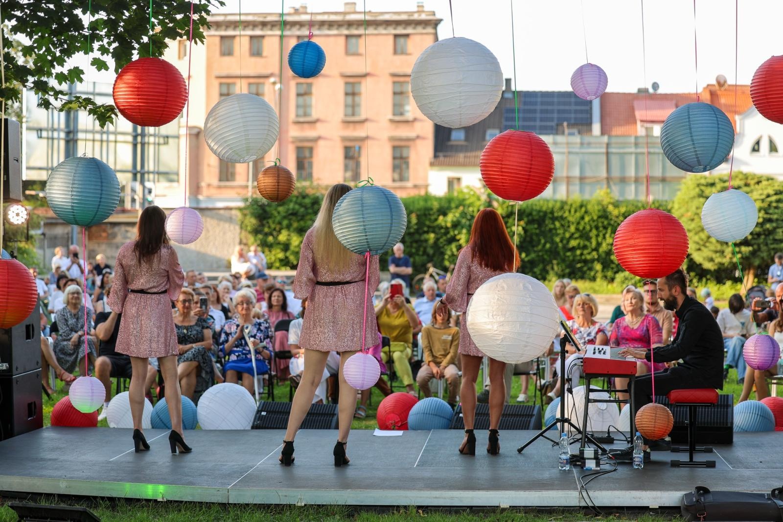 Zdjęcie w galerii na portalu naszraciborz.pl: Silesian Jazz Daughters i Adam Jarzmik oczarowali publiczność w Ogrodzie Kultury wiadomości z regionu