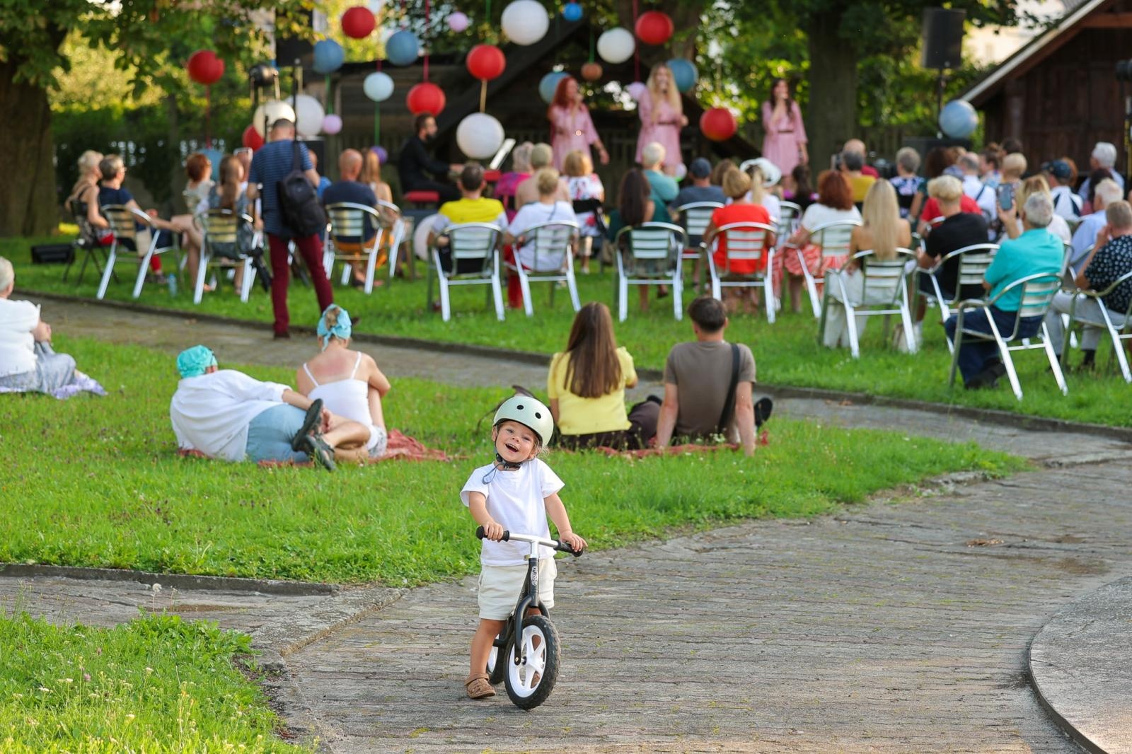 Zdjęcie w galerii na portalu naszraciborz.pl: Silesian Jazz Daughters i Adam Jarzmik oczarowali publiczność w Ogrodzie Kultury wiadomości z regionu
