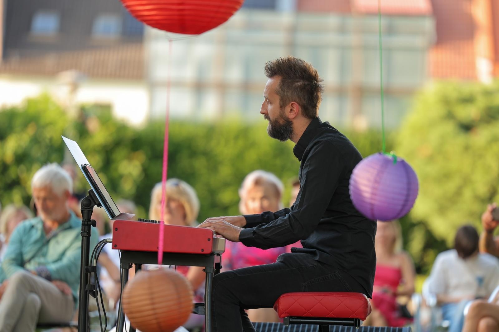 Zdjęcie w galerii na portalu naszraciborz.pl: Silesian Jazz Daughters i Adam Jarzmik oczarowali publiczność w Ogrodzie Kultury wiadomości z regionu