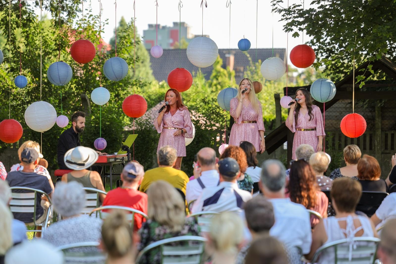 Zdjęcie w galerii na portalu naszraciborz.pl: Silesian Jazz Daughters i Adam Jarzmik oczarowali publiczność w Ogrodzie Kultury wiadomości z regionu