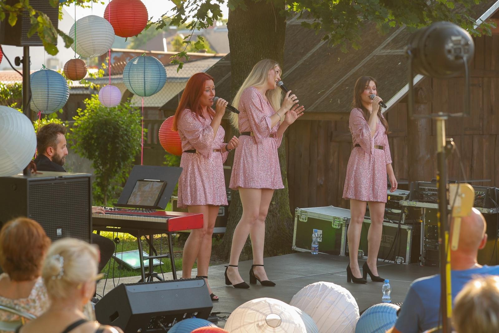 Zdjęcie w galerii na portalu naszraciborz.pl: Silesian Jazz Daughters i Adam Jarzmik oczarowali publiczność w Ogrodzie Kultury wiadomości z regionu