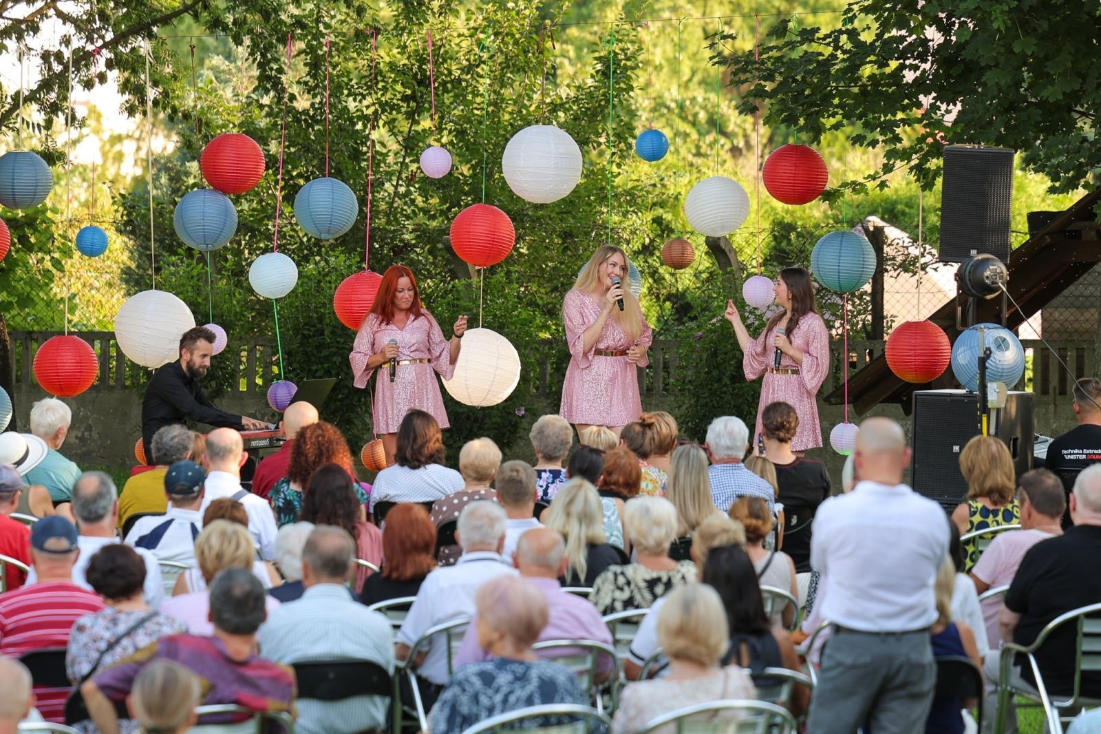 Zdjęcie w galerii na portalu naszraciborz.pl: Silesian Jazz Daughters i Adam Jarzmik oczarowali publiczność w Ogrodzie Kultury wiadomości z regionu