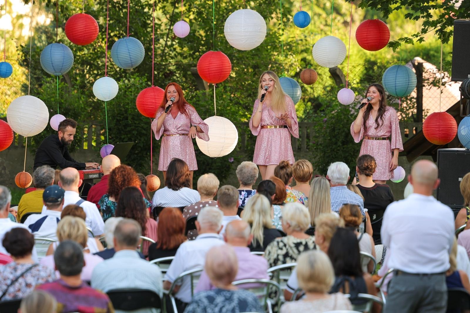 Zdjęcie w galerii na portalu naszraciborz.pl: Silesian Jazz Daughters i Adam Jarzmik oczarowali publiczność w Ogrodzie Kultury wiadomości z regionu