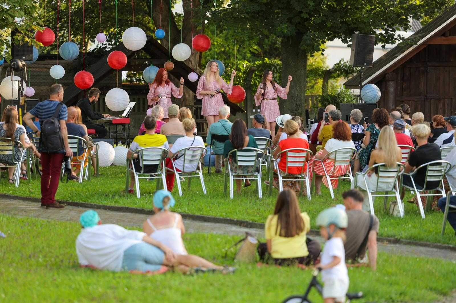 Zdjęcie w galerii na portalu naszraciborz.pl: Silesian Jazz Daughters i Adam Jarzmik oczarowali publiczność w Ogrodzie Kultury wiadomości z regionu