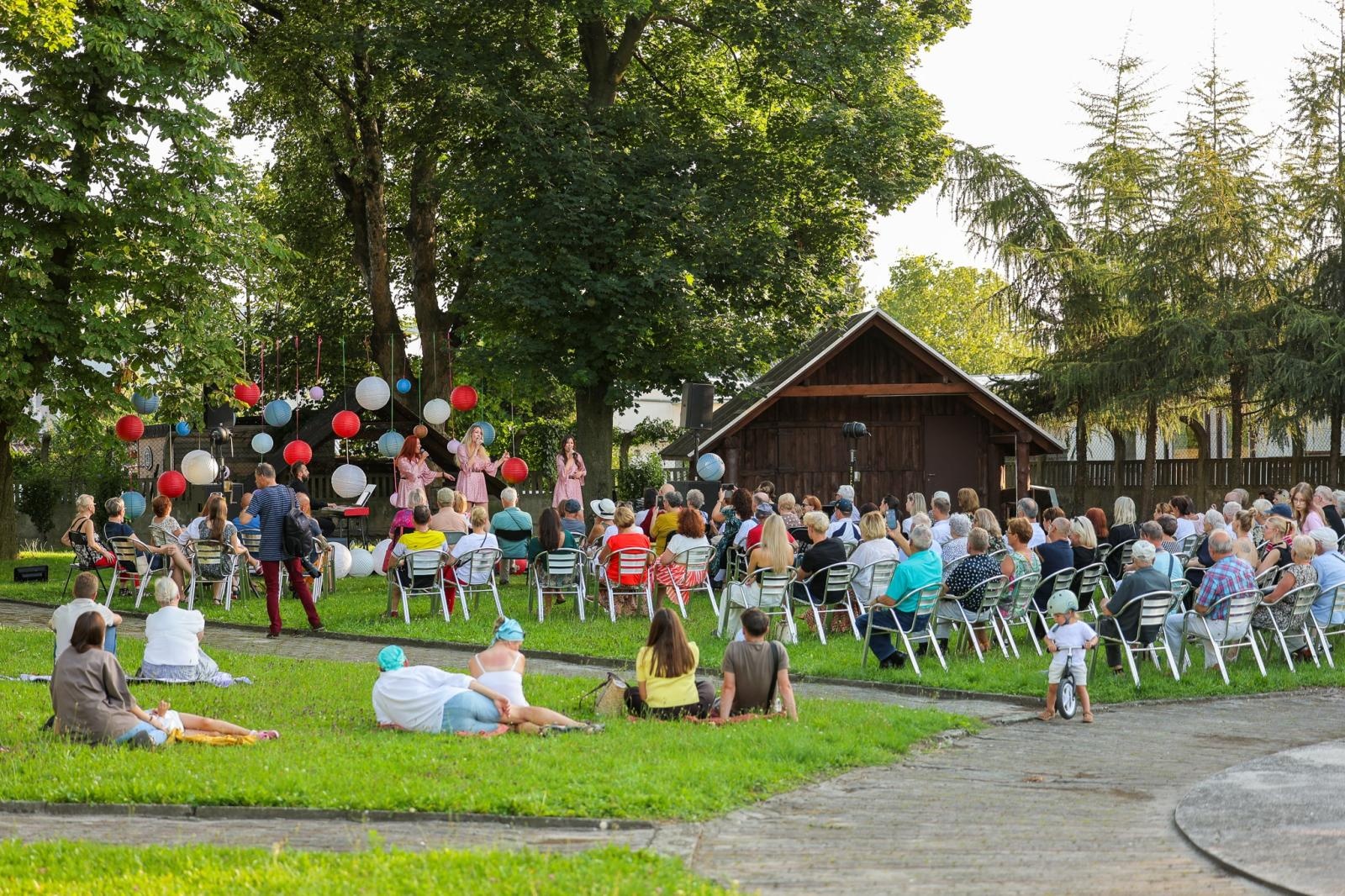Zdjęcie w galerii na portalu naszraciborz.pl: Silesian Jazz Daughters i Adam Jarzmik oczarowali publiczność w Ogrodzie Kultury wiadomości z regionu