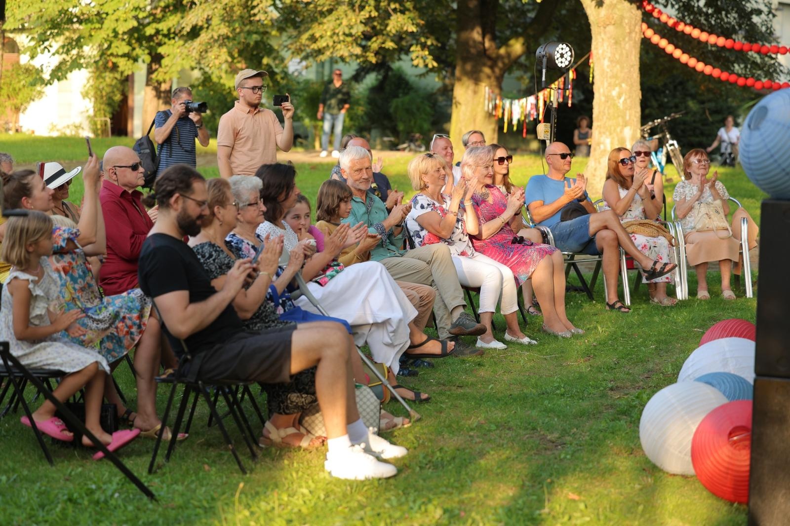 Zdjęcie w galerii na portalu naszraciborz.pl: Silesian Jazz Daughters i Adam Jarzmik oczarowali publiczność w Ogrodzie Kultury wiadomości z regionu