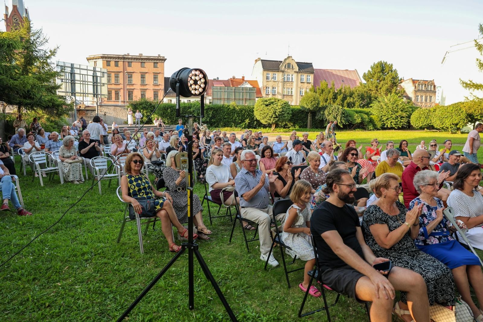 Zdjęcie w galerii na portalu naszraciborz.pl: Silesian Jazz Daughters i Adam Jarzmik oczarowali publiczność w Ogrodzie Kultury wiadomości z regionu