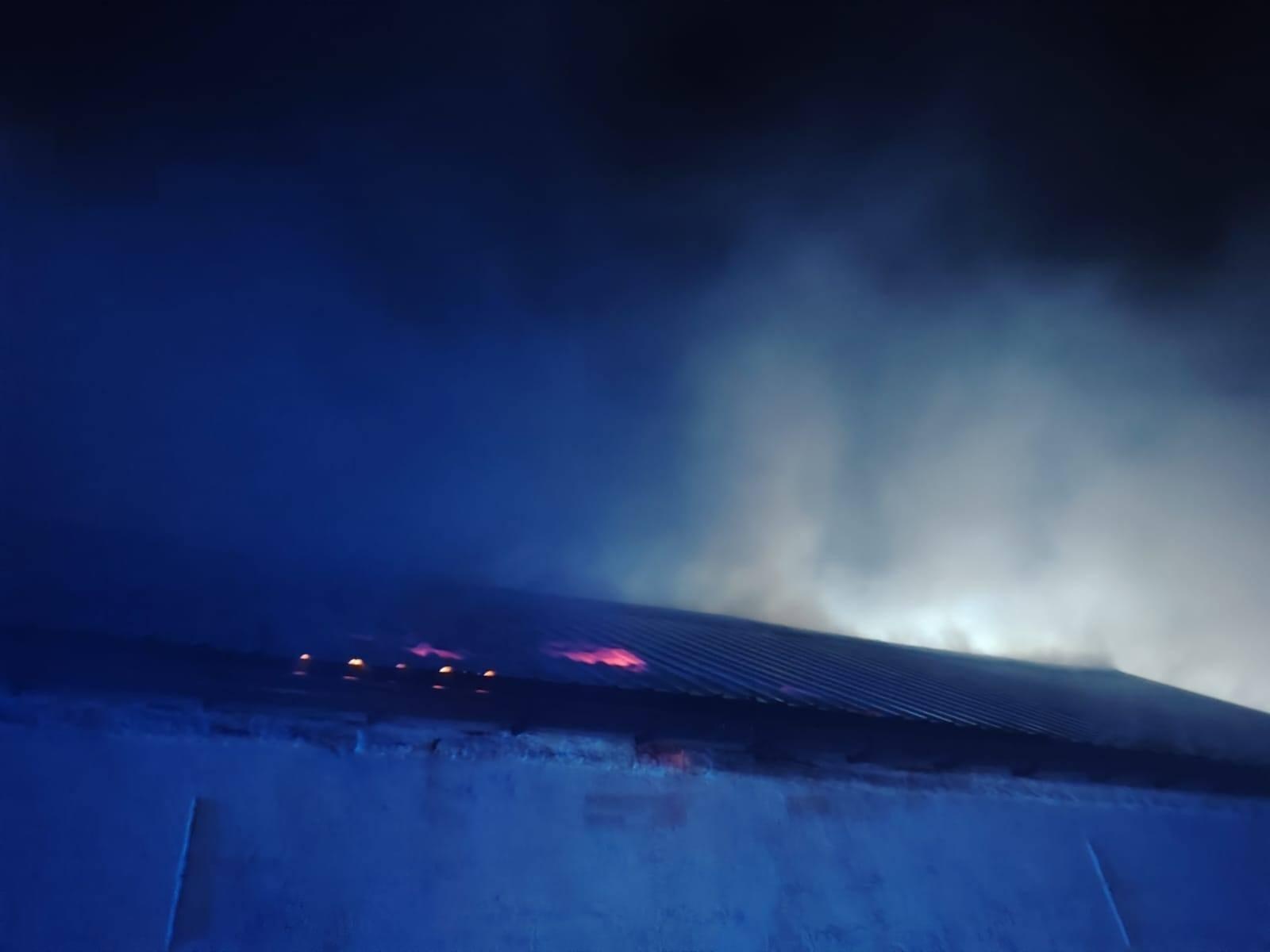 Zdjęcie w galerii na portalu naszraciborz.pl: Nocny pożar w Żerdzinach. Spłonął dach budynku gospodarczego – straty sięgają 50 tysięcy złotych [RAPORT 998] wiadomości z regionu