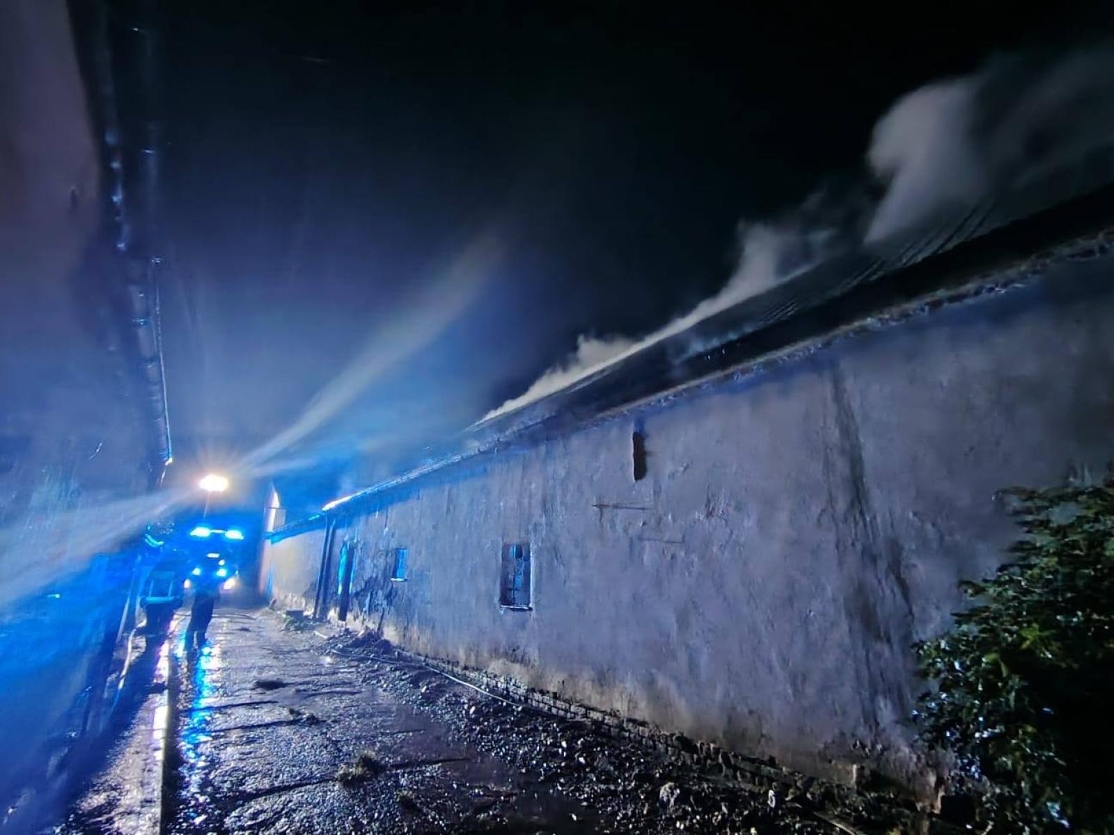 Zdjęcie w galerii na portalu naszraciborz.pl: Nocny pożar w Żerdzinach. Spłonął dach budynku gospodarczego – straty sięgają 50 tysięcy złotych [RAPORT 998] wiadomości z regionu