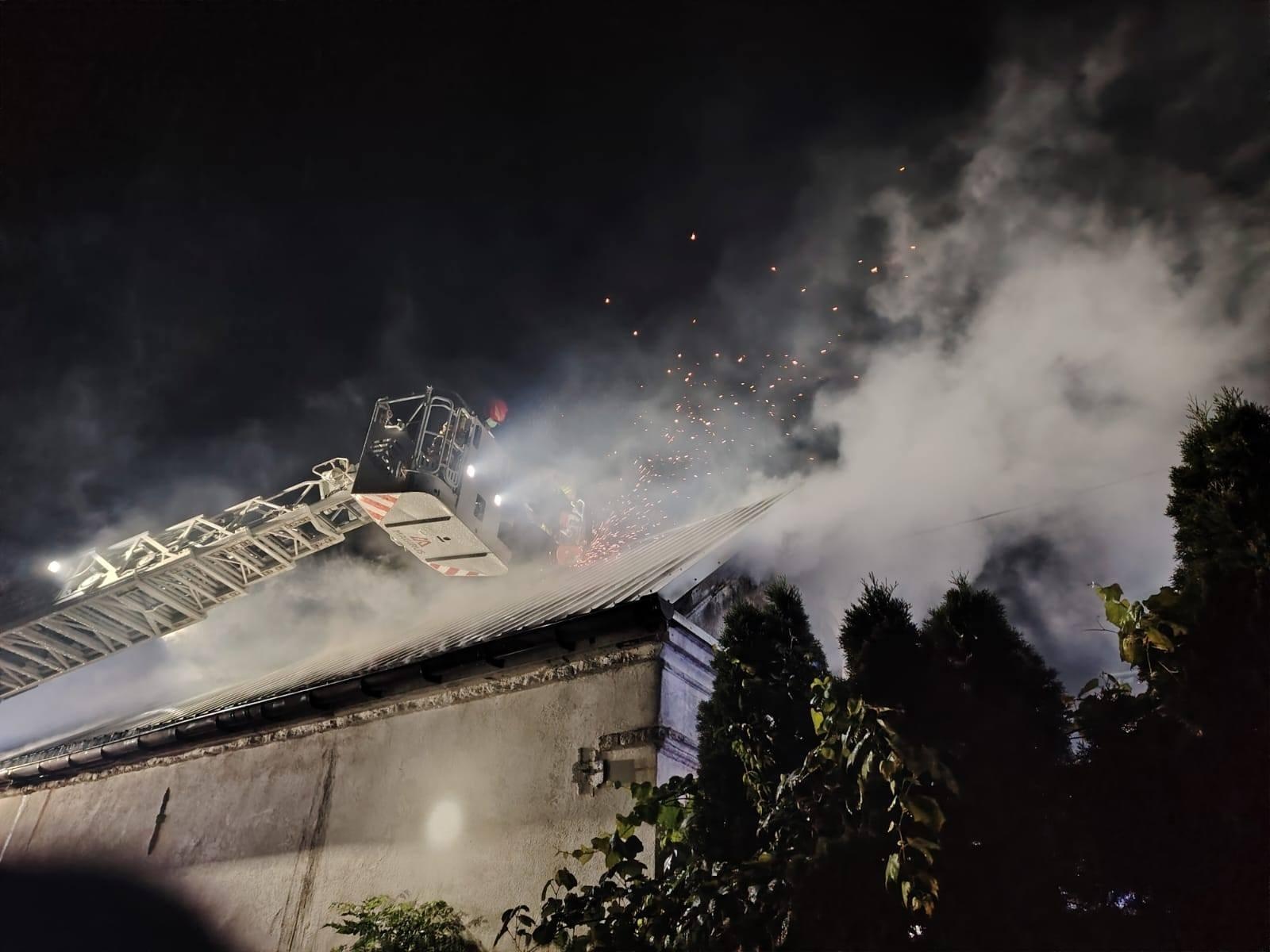 Zdjęcie w galerii na portalu naszraciborz.pl: Nocny pożar w Żerdzinach. Spłonął dach budynku gospodarczego – straty sięgają 50 tysięcy złotych [RAPORT 998] wiadomości z regionu