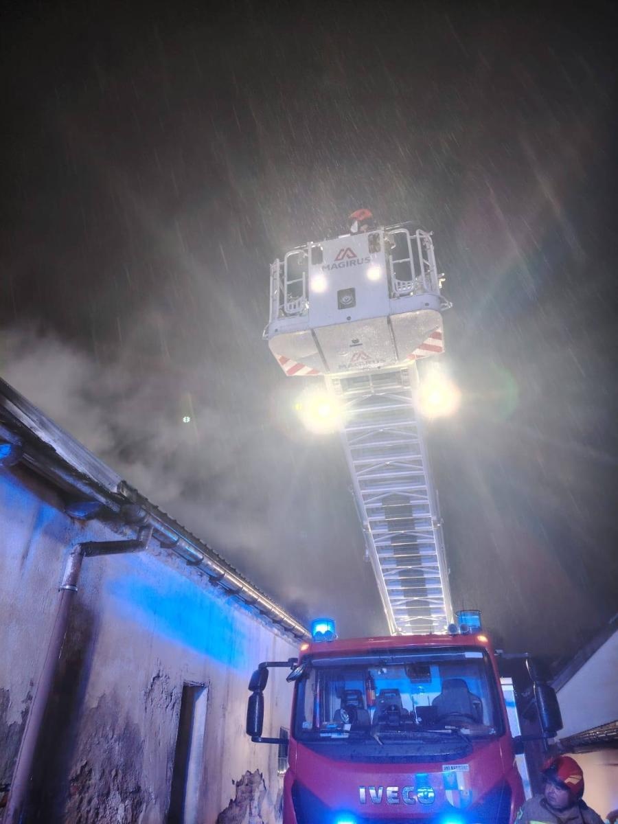 Zdjęcie w galerii na portalu naszraciborz.pl: Nocny pożar w Żerdzinach. Spłonął dach budynku gospodarczego – straty sięgają 50 tysięcy złotych [RAPORT 998] wiadomości z regionu