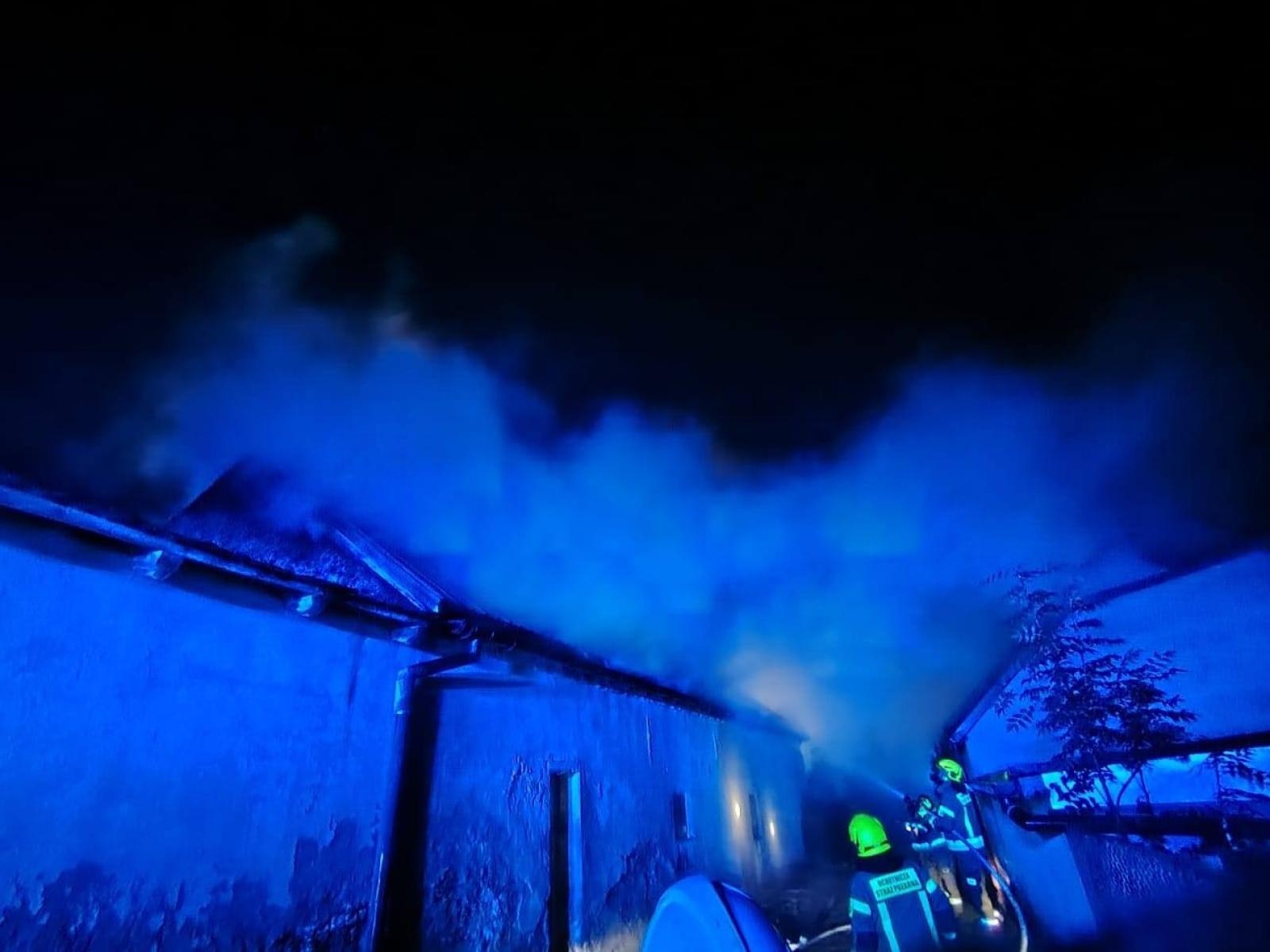 Zdjęcie w galerii na portalu naszraciborz.pl: Nocny pożar w Żerdzinach. Spłonął dach budynku gospodarczego – straty sięgają 50 tysięcy złotych [RAPORT 998] wiadomości z regionu