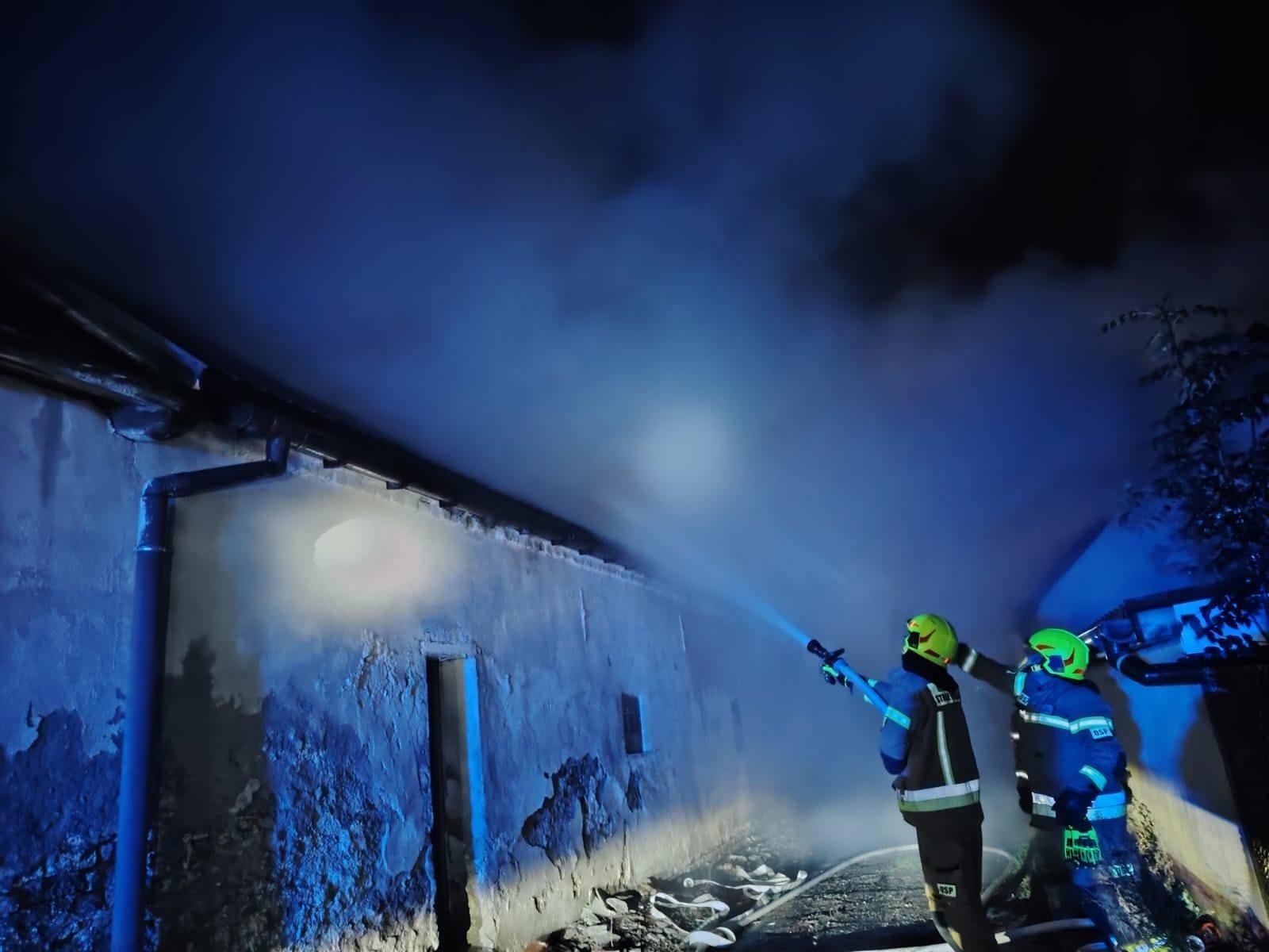 Zdjęcie w galerii na portalu naszraciborz.pl: Nocny pożar w Żerdzinach. Spłonął dach budynku gospodarczego – straty sięgają 50 tysięcy złotych [RAPORT 998] wiadomości z regionu
