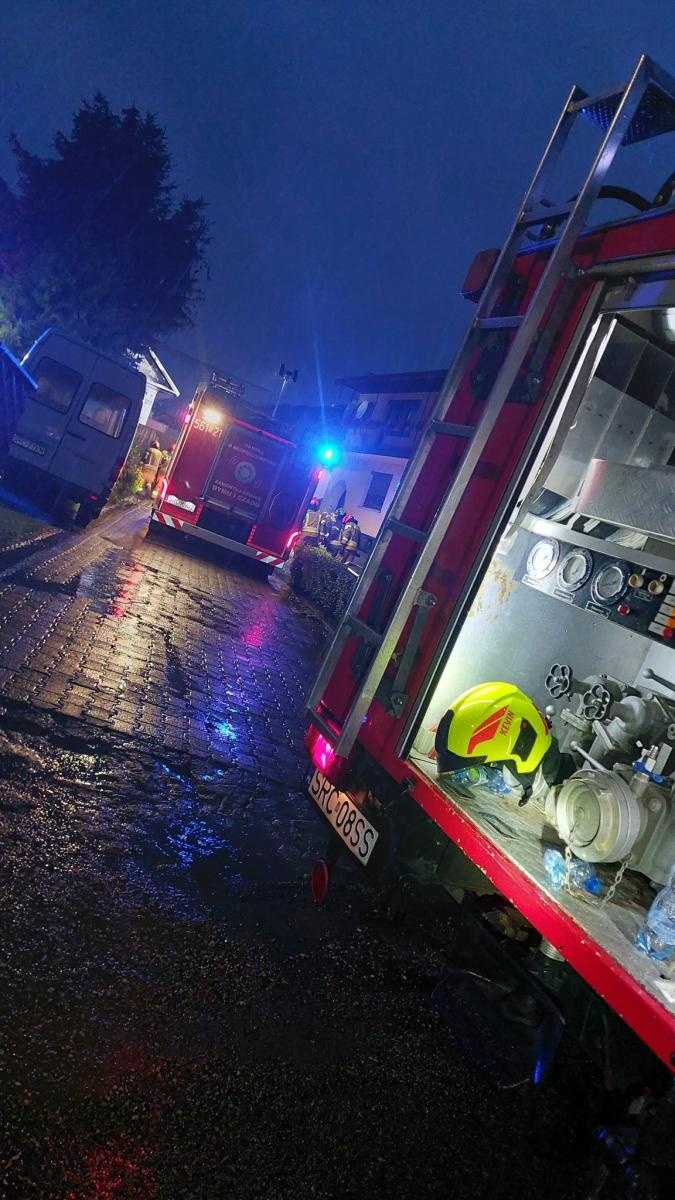 Zdjęcie w galerii na portalu naszraciborz.pl: Nocny pożar w Żerdzinach. Spłonął dach budynku gospodarczego – straty sięgają 50 tysięcy złotych [RAPORT 998] wiadomości z regionu