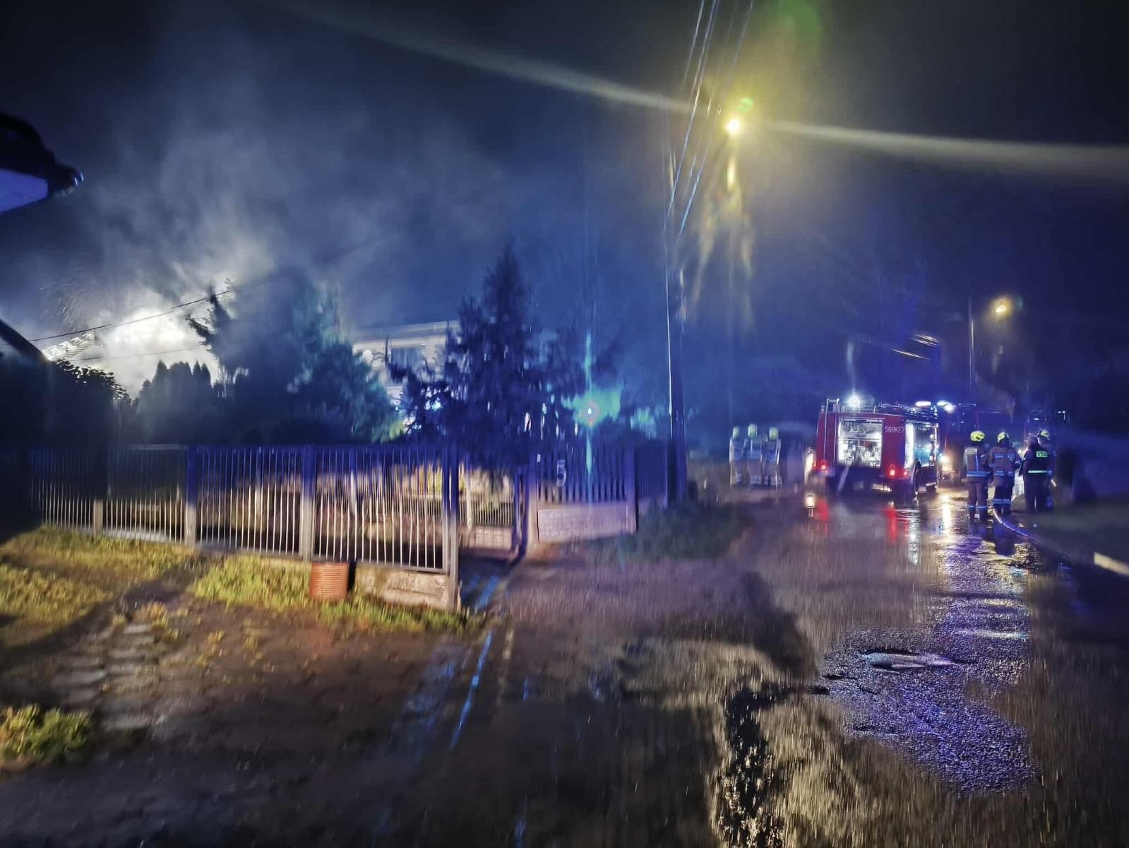 Zdjęcie w galerii na portalu naszraciborz.pl: Nocny pożar w Żerdzinach. Spłonął dach budynku gospodarczego – straty sięgają 50 tysięcy złotych [RAPORT 998] wiadomości z regionu