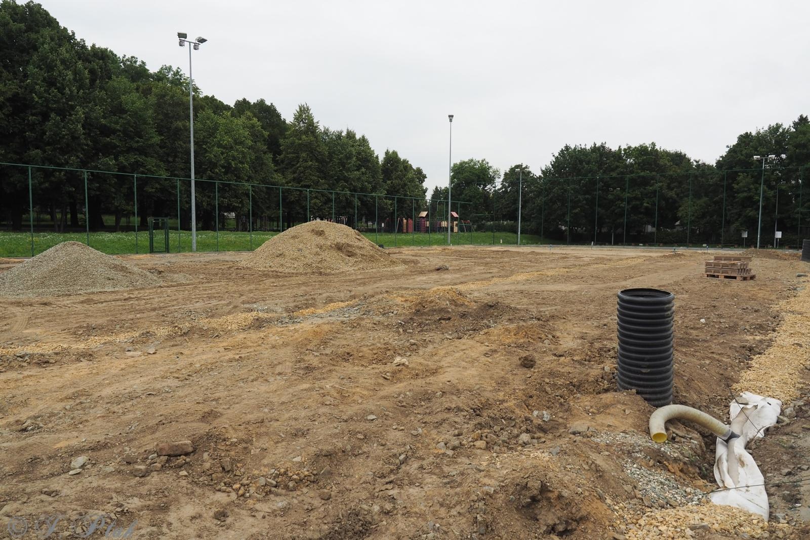 Zdjęcie w galerii na portalu naszraciborz.pl: Wakacje pod znakiem inwestycji. Trwa modernizacja boiska przy SP 18 w Raciborzu wiadomości z regionu