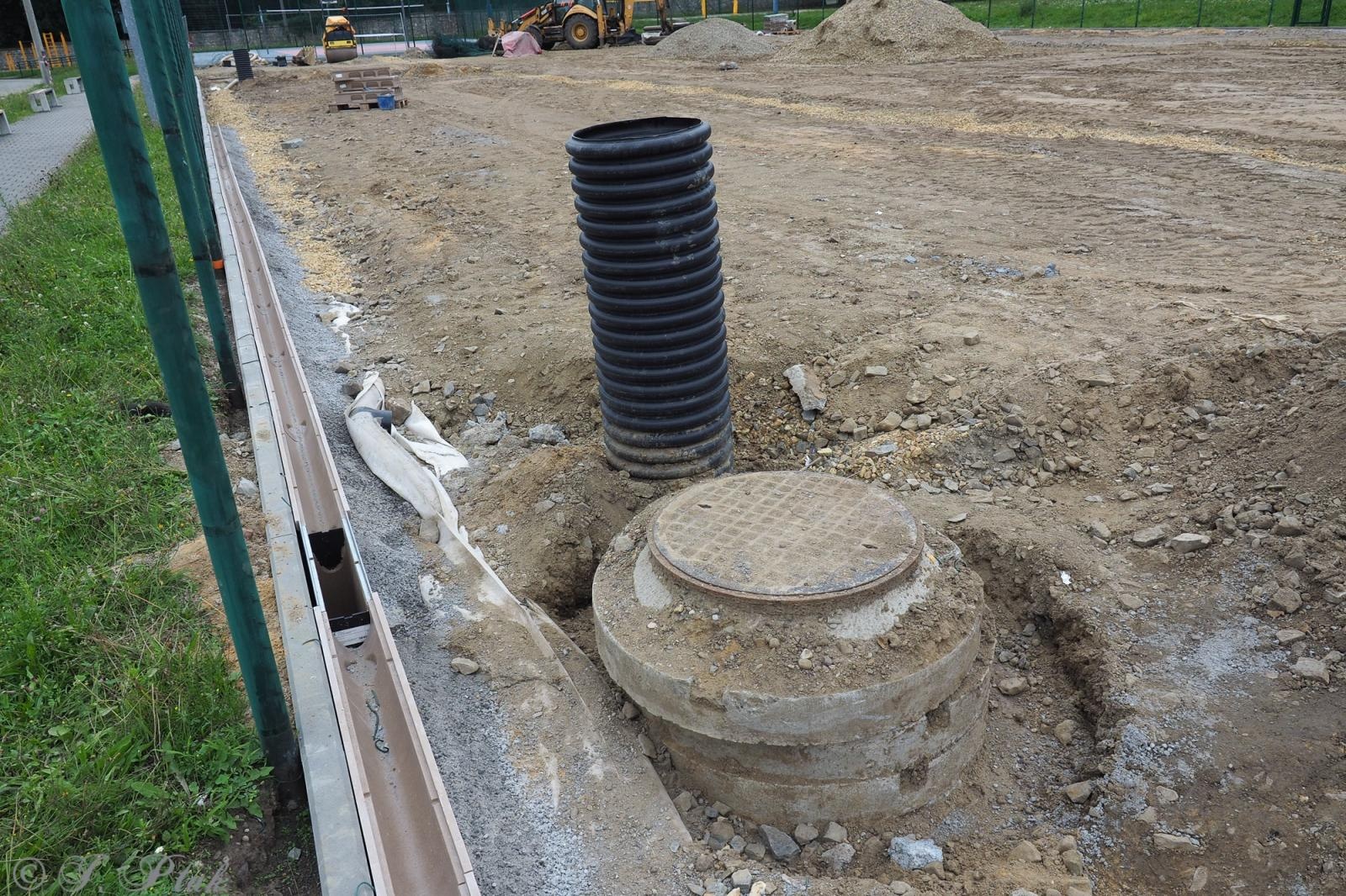 Zdjęcie w galerii na portalu naszraciborz.pl: Wakacje pod znakiem inwestycji. Trwa modernizacja boiska przy SP 18 w Raciborzu wiadomości z regionu