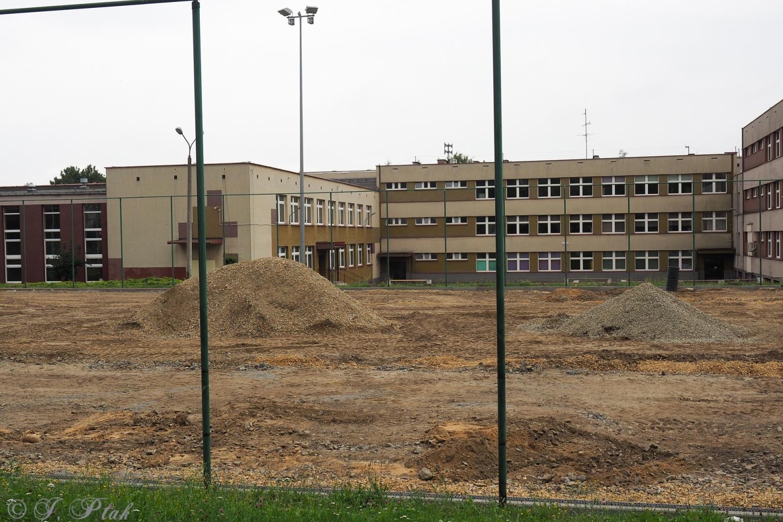 Zdjęcie w galerii na portalu naszraciborz.pl: Wakacje pod znakiem inwestycji. Trwa modernizacja boiska przy SP 18 w Raciborzu wiadomości z regionu