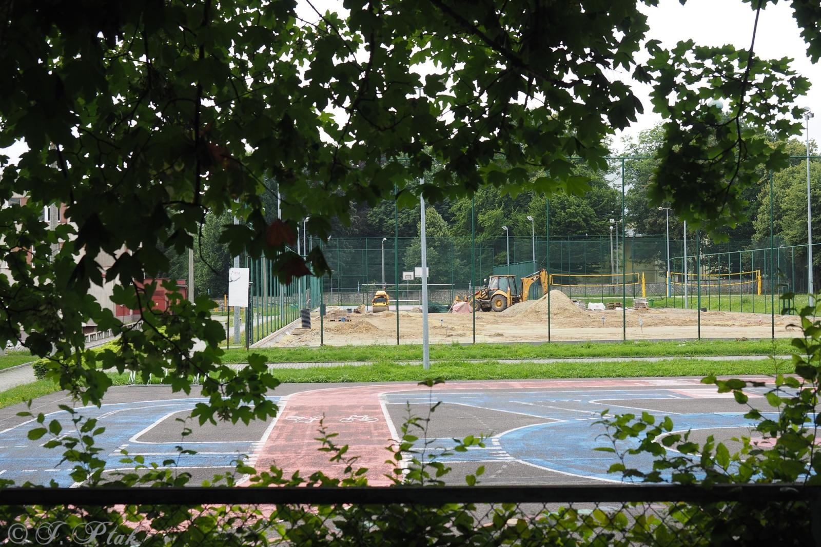 Zdjęcie w galerii na portalu naszraciborz.pl: Wakacje pod znakiem inwestycji. Trwa modernizacja boiska przy SP 18 w Raciborzu wiadomości z regionu