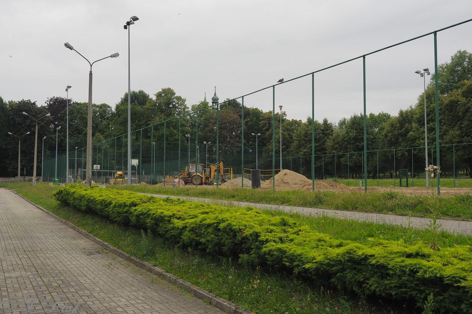 Zdjęcie w galerii na portalu naszraciborz.pl: Wakacje pod znakiem inwestycji. Trwa modernizacja boiska przy SP 18 w Raciborzu wiadomości z regionu