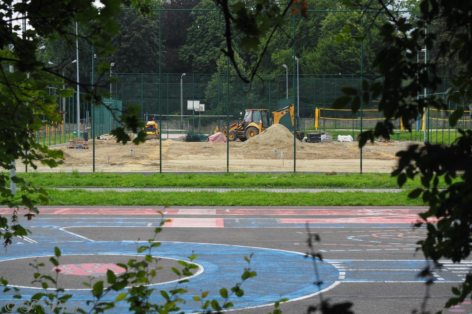 Zdjęcie w galerii na portalu naszraciborz.pl: Wakacje pod znakiem inwestycji. Trwa modernizacja boiska przy SP 18 w Raciborzu wiadomości z regionu