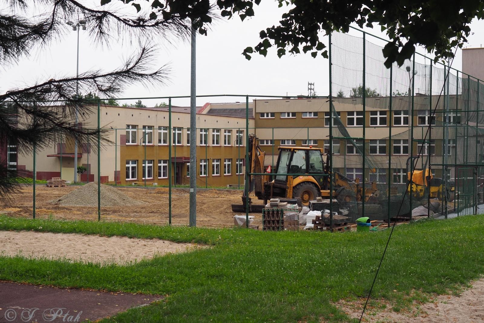 Zdjęcie w galerii na portalu naszraciborz.pl: Wakacje pod znakiem inwestycji. Trwa modernizacja boiska przy SP 18 w Raciborzu wiadomości z regionu