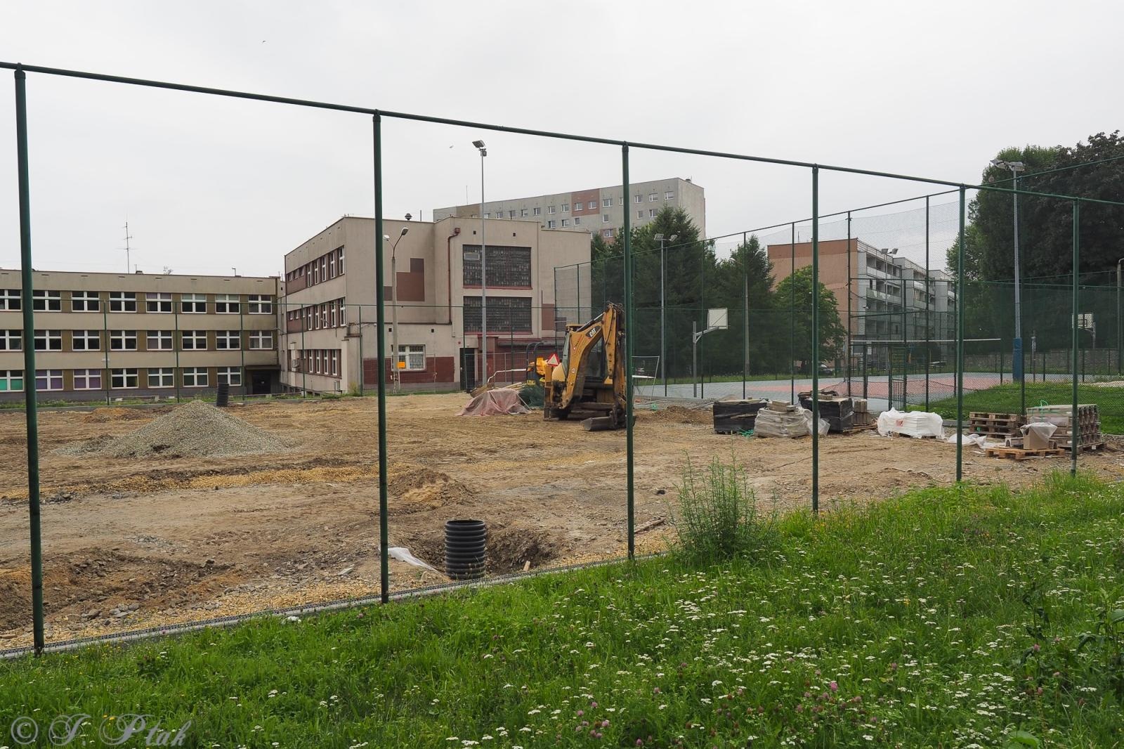 Zdjęcie w galerii na portalu naszraciborz.pl: Wakacje pod znakiem inwestycji. Trwa modernizacja boiska przy SP 18 w Raciborzu wiadomości z regionu