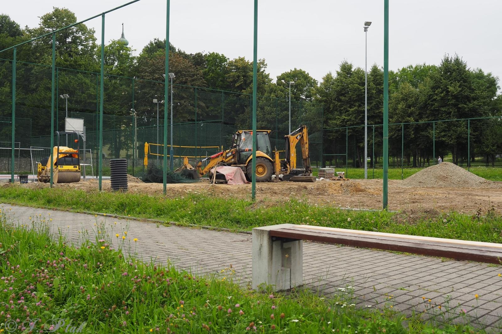 Zdjęcie w galerii na portalu naszraciborz.pl: Wakacje pod znakiem inwestycji. Trwa modernizacja boiska przy SP 18 w Raciborzu wiadomości z regionu