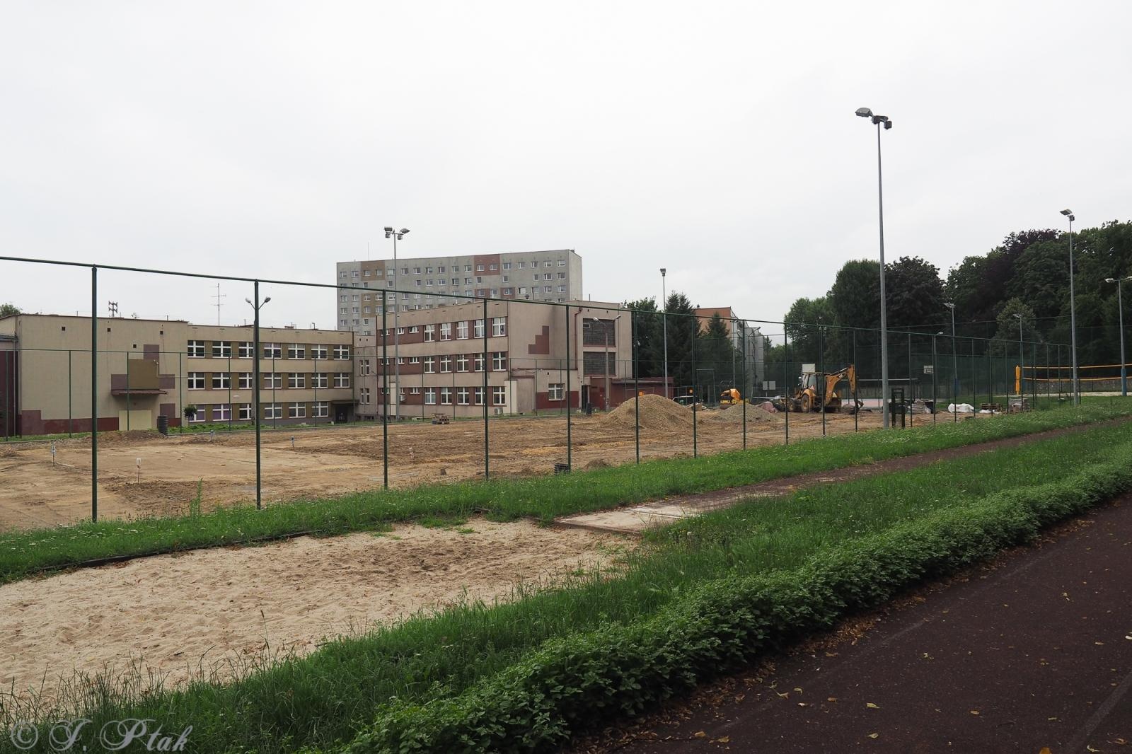 Zdjęcie w galerii na portalu naszraciborz.pl: Wakacje pod znakiem inwestycji. Trwa modernizacja boiska przy SP 18 w Raciborzu wiadomości z regionu