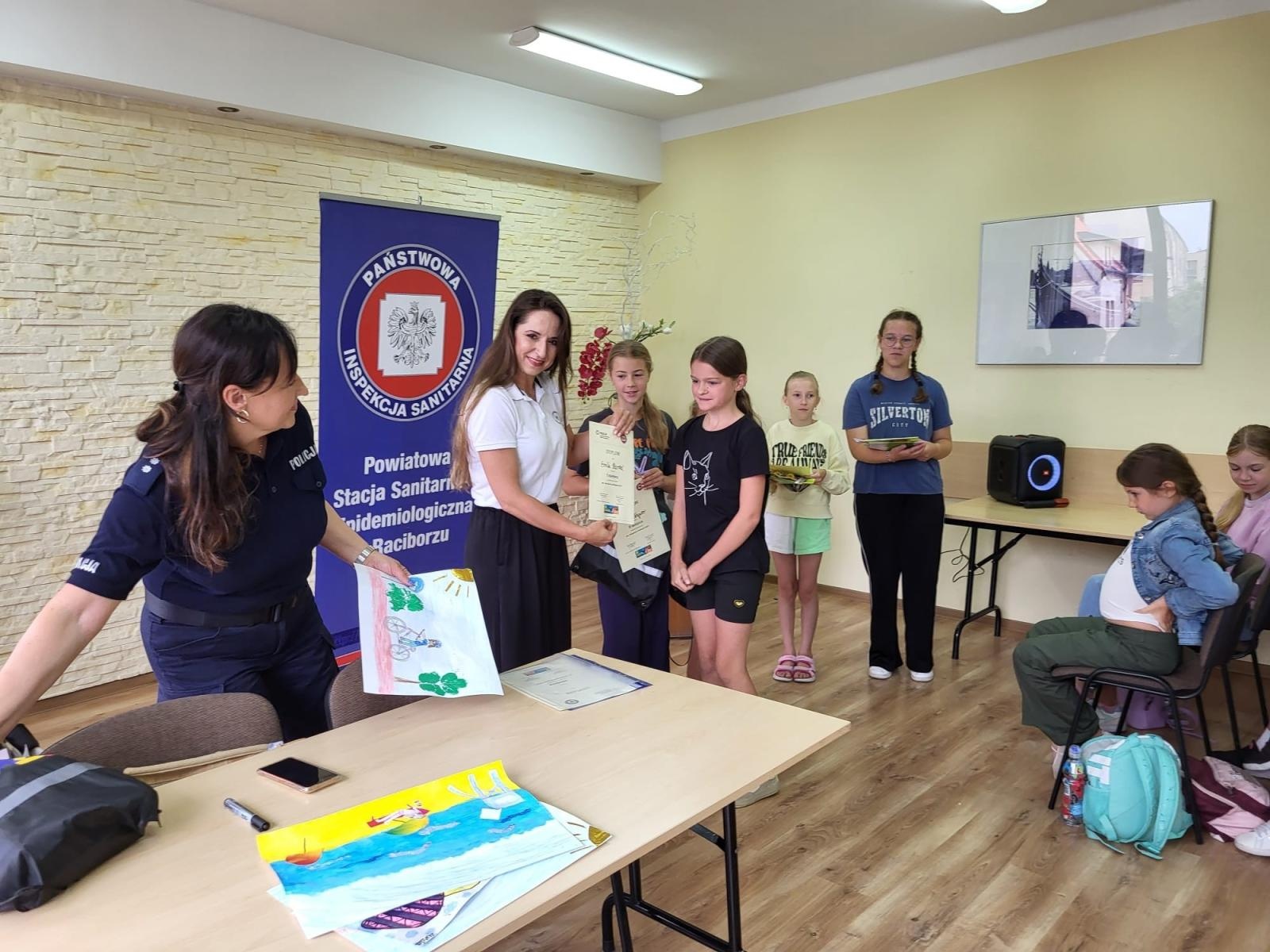 Zdjęcie w galerii na portalu naszraciborz.pl: Bezpieczne wakacje oczami dzieci – PSSE rozstrzygnęła konkurs wiadomości z regionu