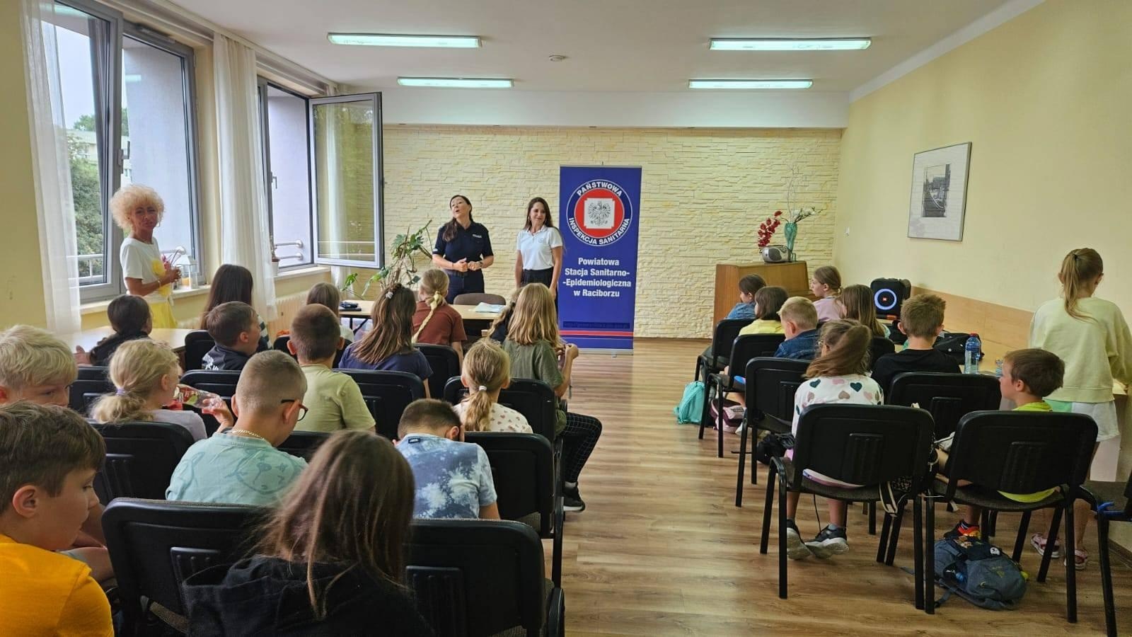 Zdjęcie w galerii na portalu naszraciborz.pl: Bezpieczne wakacje oczami dzieci – PSSE rozstrzygnęła konkurs wiadomości z regionu