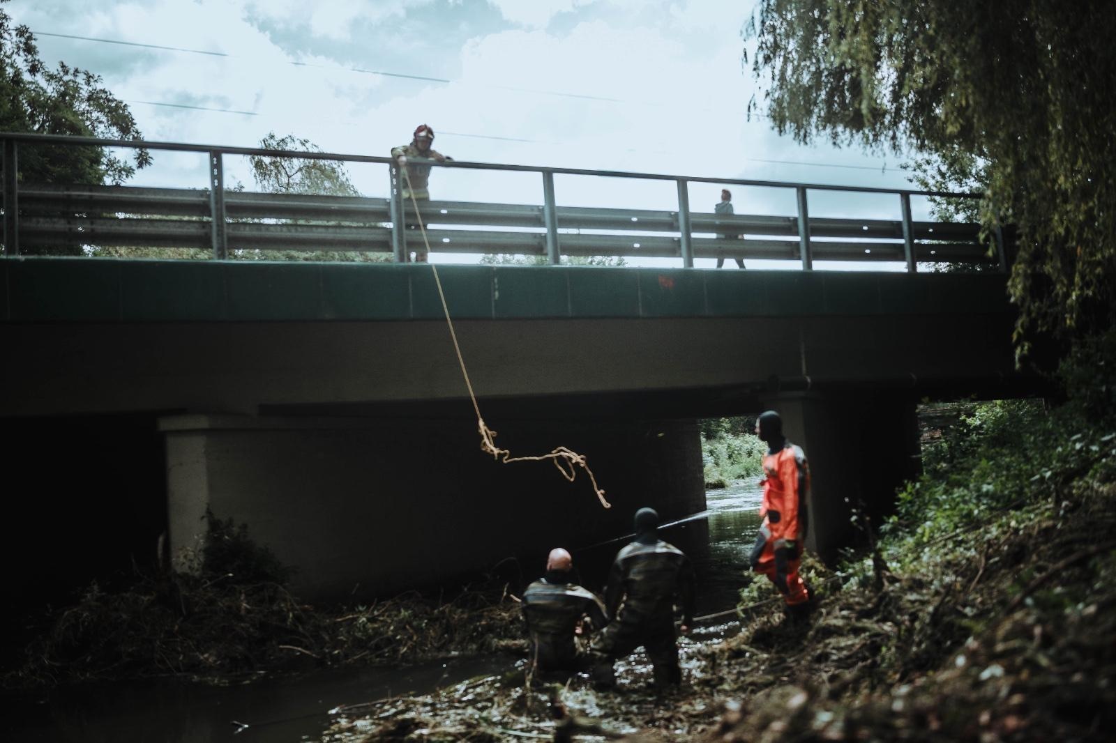 Zdjęcie w galerii na portalu naszraciborz.pl: Żołnierze 13. Śląskiej Brygady Obrony Terytorialnej kolejną dobę walczą z żywiołem wiadomości z regionu