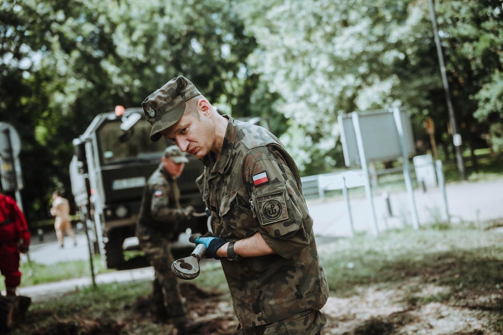Zdjęcie w galerii na portalu naszraciborz.pl: Żołnierze 13. Śląskiej Brygady Obrony Terytorialnej kolejną dobę walczą z żywiołem wiadomości z regionu