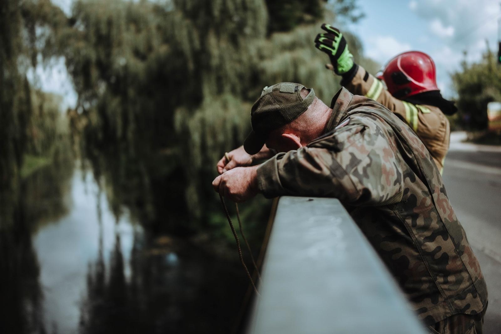 Zdjęcie w galerii na portalu naszraciborz.pl: Żołnierze 13. Śląskiej Brygady Obrony Terytorialnej kolejną dobę walczą z żywiołem wiadomości z regionu